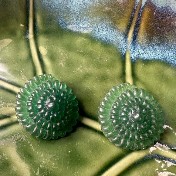 Vintage Mid Century Modern Green Swirl Plastic Clip on Earrings - Picture 1 of 3